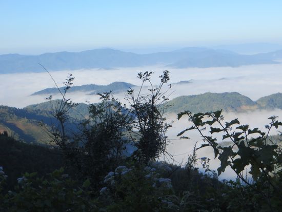 Auf dem Pass bietet sich eine eindrucksvolle Aussicht, das Tal liegt total im Nebel.