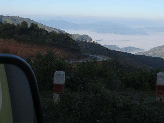 ein Blick auf die Straße und die Nebellandschaft im Tal.
