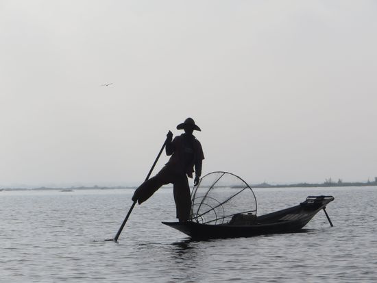 Wir fahren an den kleinen Fischerbooten der Einbeinruderer vorbei. Sie werfen ihre Netze oder Reusen aus und rudern dabei mit einem Bein ihr Boot.