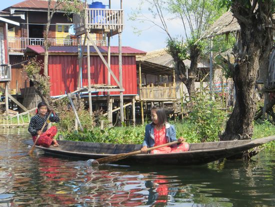 Sie leben in einfachen Häusern auf Stelzen, alles findet auf dem Wasser statt. Eingekauft wird mit dem Boot, es wird sich und auch die Wäsche gewaschen.