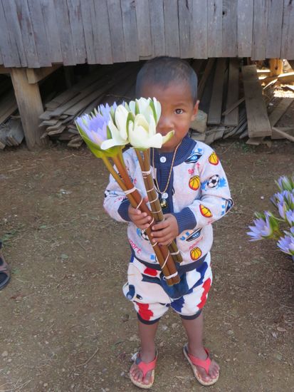 Nach einem Mittagessen fuhren wir zum Tempel, der auch mitten im See liegt. Hier konnte man Blumen kaufen, die man dann dem Gott opfert.