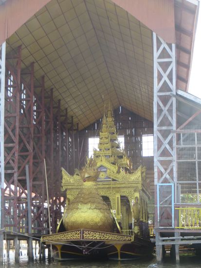 Außen im Schuppen steht ein Schiff, das zu Prozessionen verwendet wird.
