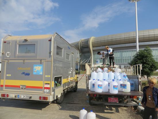 Als dann der Wasserwagen mit frischem Trinkwasser kam, haben wir unseren Tank mit Hilfe vom Wasserdieb und kurzem Schlauch gefüllt.