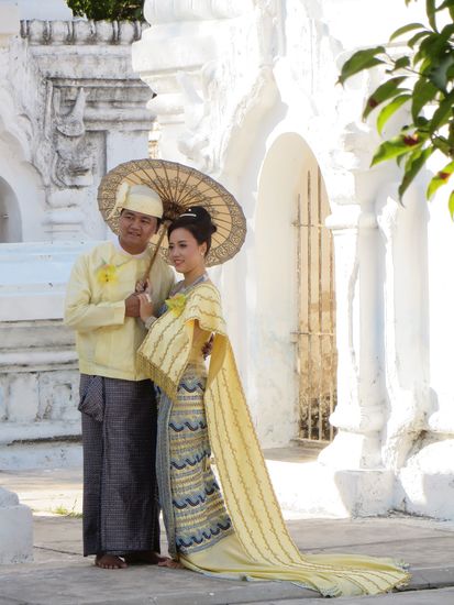 Brautpaare kommen hierher und lassen sich in landesüblicher Hochzeitstracht fotografieren.