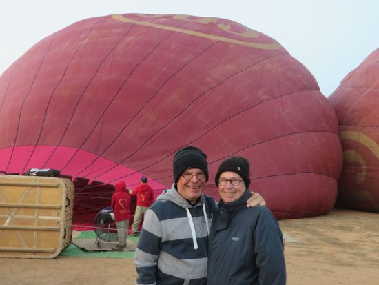 Es sind 20 Ballons, die aufgeblasen werden, heiße Luft wird hineingeblasen und langsam richten sich die großen Ballons auf. Da es noch sehr früh ist, ist es auch recht kühl, aber die Mützen halten unsere Ohren warm.