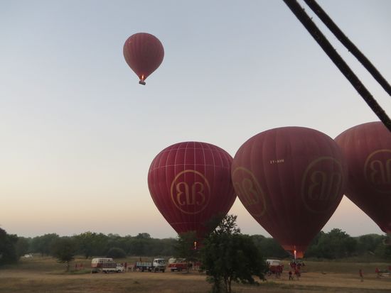 Dann steigen wir in den Korb unseres Ballons und langsam hebt ein Ballon nach dem anderen ab.