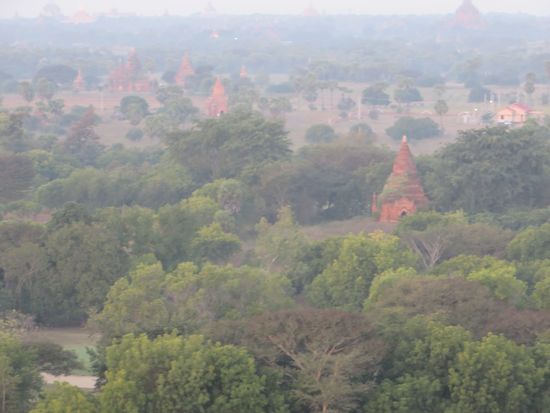 Dann können wir die vielen Tempel und Pagoden von oben sehen.