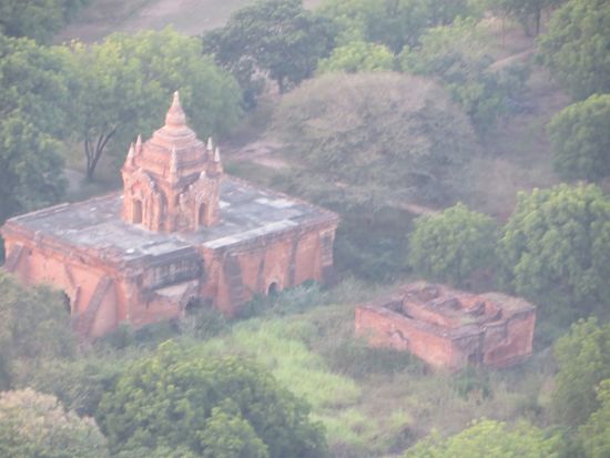 wir schweben direkt über einem Tempel
