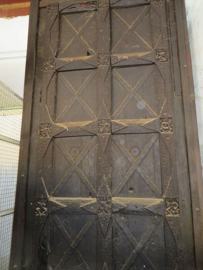 Die alte Holztür aus dem Jahr 1089 wird im Tempel aufbewahrt.