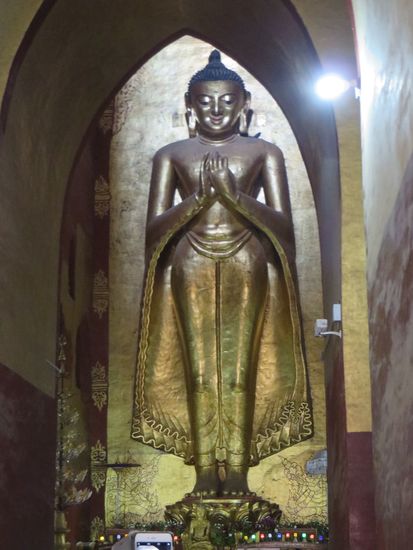 In jede Himmelrichtung schaut ein riesiger Bronzebuddha auf die Gläubigen herab.