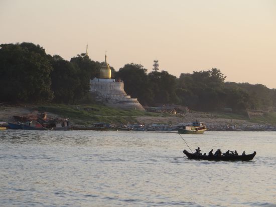 ein Tempel am Ufer