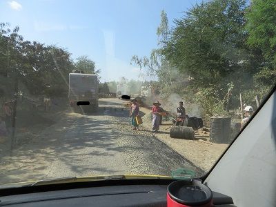 aber auch schlechte Straßen an denen gebaut wird - von Hand