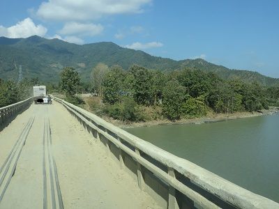 Es geht über eine schmale Holzbrücke