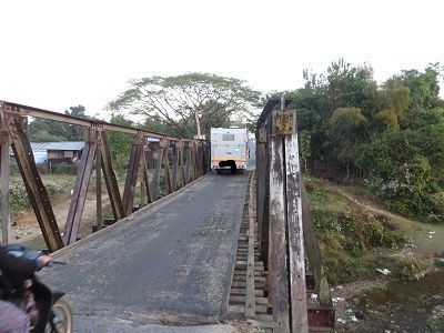 über diese schmale Holzbrücke geht es
