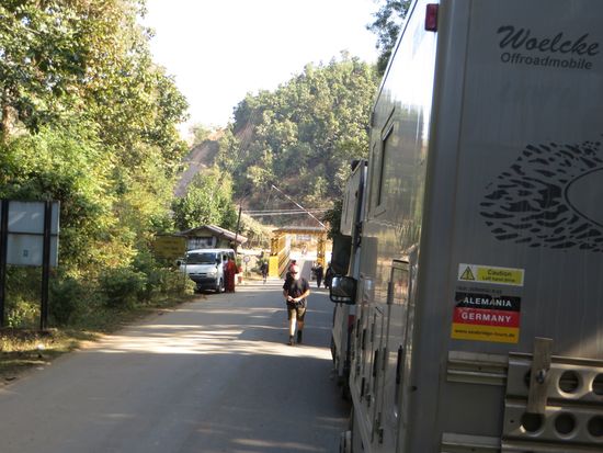 die Grenze nach Indien, der Schlagbaum an der Brücke steht schon offen, bald können wir durchfahren. 
Die Grenzformalitäten in Myanmar dauern nicht lange und dann geht’s hinüber.