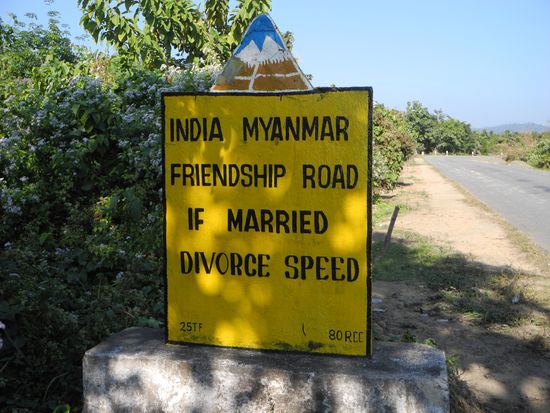 Verschiedene Schilder stehen an der Straße und weisen auf die „Straße der Freundschaft zwischen Indien und Myanmar“ hin.