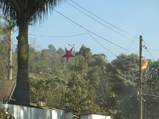 Jetzt in der Weihnachtszeit sehen wir viele Weihnachtsterne aufgehängt, ein Zeichen, daß hier Christen wohnen.
