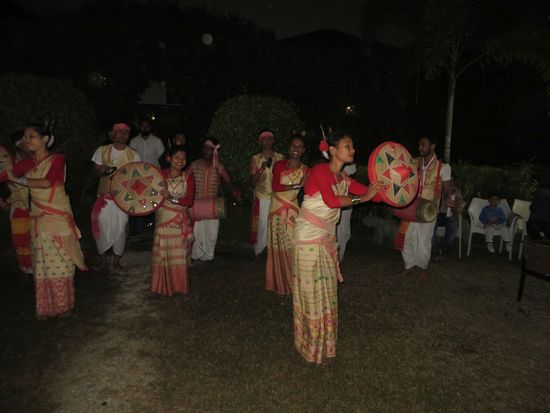 Am Abend hatten wir dann ein gemeinsames Essen im Garten des Hotels bei Feuer und Tanz.