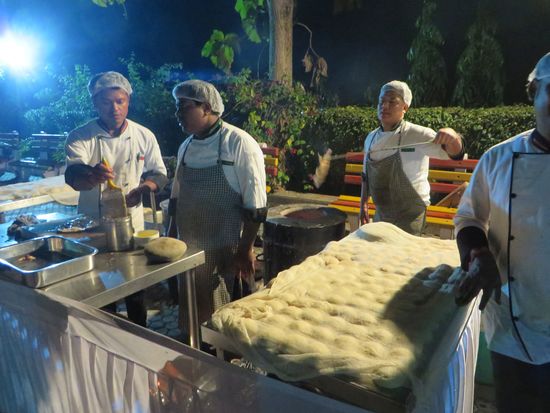 Die Köche bereiteten frisches Fladenbrot gleich hier vor Ort vor.