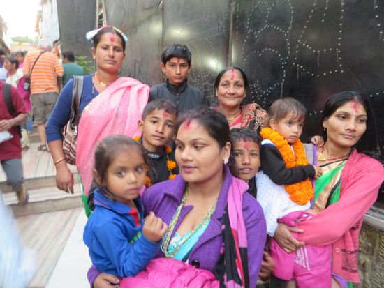 die Kinder werden zum Tempel gebracht