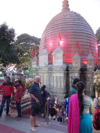 der Kamakhya Tempel. In den Tempel darf nur auf barfuß gehen