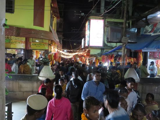 Dann haben wir uns durch diese Menschenmenge gequält, um die Taxen zu finden, um zurück zum Platz zu fahren.