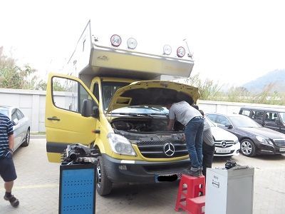 eswird fleißig an unserem Auto geschraubt