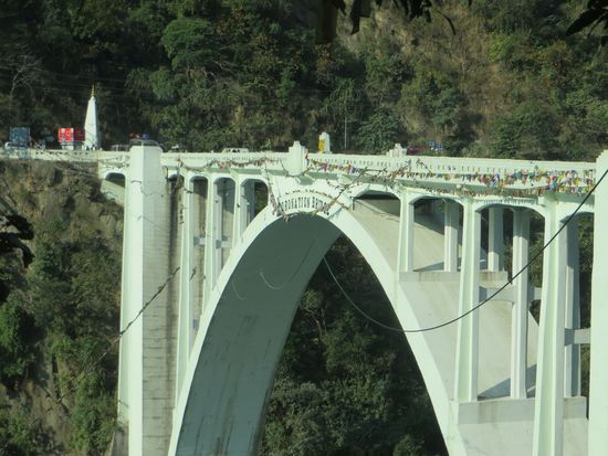 Die Brücke überqueren wir, um auf der anderen Seite des Tales weitere Serpentinen zu fahren.