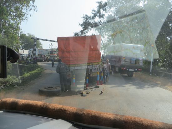 In aller Ruhe wird der LKW fast auf den Schienen repariert