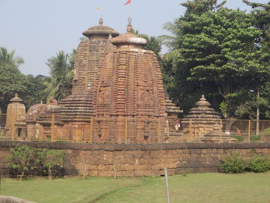 der Haupttempel, der noch als Tempel genutzt wird, das sagt die Fahne aus.