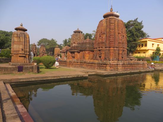 In dem Wasserbecken am Tempel waschen sich die Gläubigen.