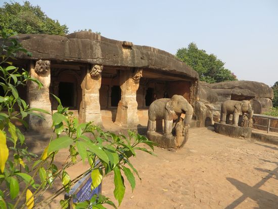 Elefantenfiguren vor den Zellen