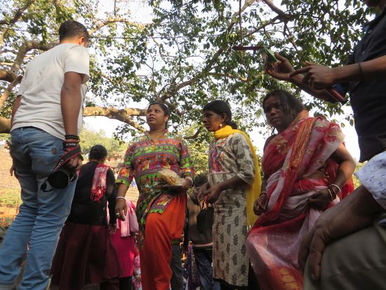 Auf dem Berg gab es noch einen Tempel. Die Gruppe stieg hinauf und ich wartete unten und konnte mir die vielen bunt gekleideten Menschen ansehen, die auf den Berg pilgerten.