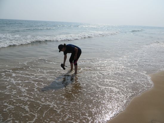 Am Nachmittag gehen wir am Strand spazieren und fahren dann mit dem Tuk-Tuk wieder zurück zum Hotel.