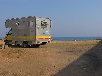 Wir kommen mittags am Stellplatz an, der ist aber nicht so schön, so fahren wir 4 km weiter zum Strand von Gopalpur und machen dort eine ausgedehnt Mittagspause.