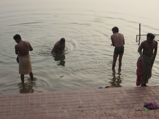 Der Tempel liegt an einem Fluß und dort waschen sich erstmal die Gläubigen.