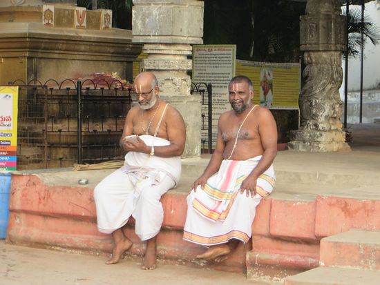 Auch ein Priester geht mit der Zeit und hat ein Handy