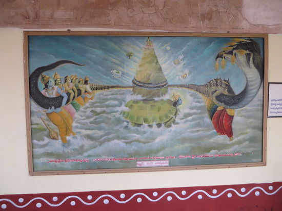 Bilder an den Wänden zeigen Malereien, wie die Schildkröte den Tempel trägt