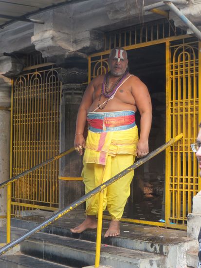 Der Priester bewacht den Eingang