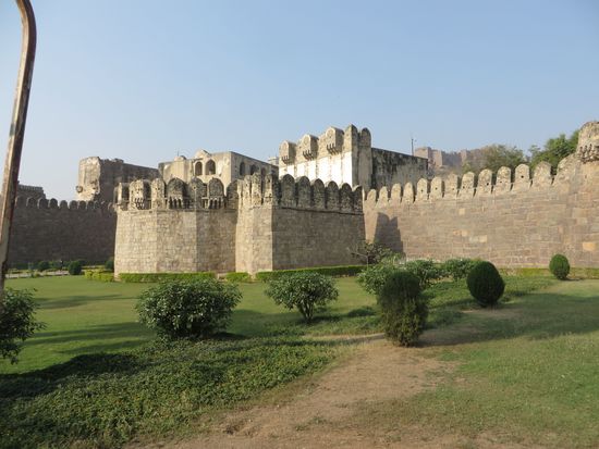 die Festung - Einige Gebäudereste und die Mauern sind noch heute zu besichtigen.