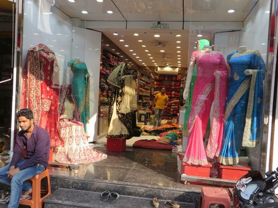 Kleider für die feine Dame im Schaufenster