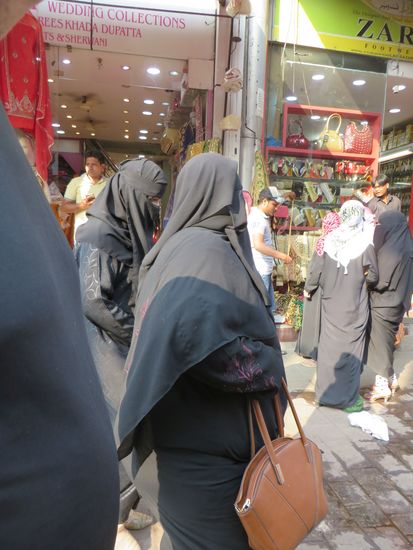 Dabei laufen die Damen so herum