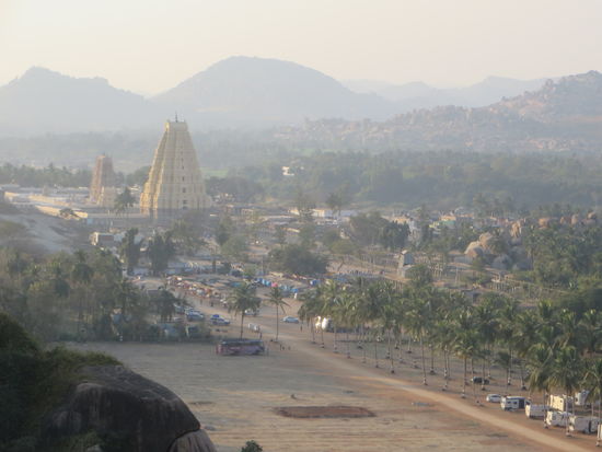 Zum Sonnenuntergang ist Achim auf einen Berg geklettert, von da oben hatte er einen schönen Blick über einen Teil der Anlage und unsere Autos.