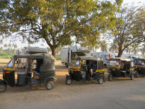 es geht mit den Tuk-Tuks los