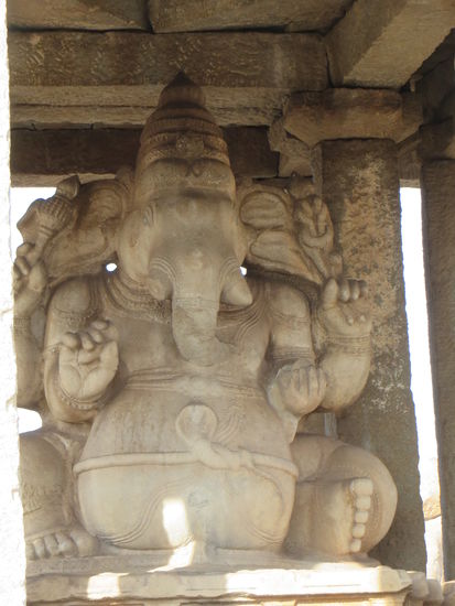 Eine Ganesha – Figur in einem kleinen Tempel begrüßt uns als erstes. Diese Figur wurde im frühen 16. Jh. geschaffen, wie eine Inschrift uns sagte.