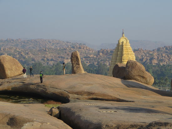Dann ging es weiter über die Felsenlandschaft hinunter zum Virupaksha-Tempel erbaut um 1440.