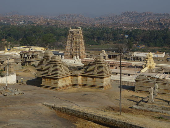 42 Meter hoher Gopuram des Virupaksha-Tempels