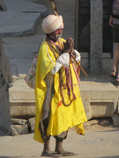 Pilger bitten um eine milde Gabe