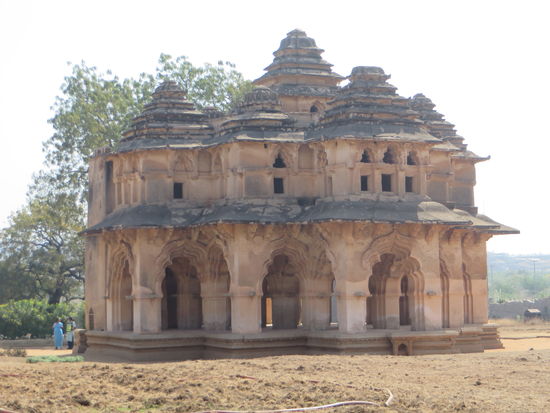 Dann ging es weiter zum Zanana Enclosure einem alten Tempel