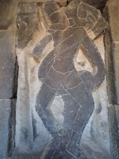Eine noch nicht fertig-gestellte Figur, nur die Umrisse sind zu erkennen.